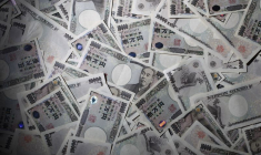 La photo illustrative montre des billets de 10 000 yens japonais éparpillés dans une agence de World Currency Shop à Tokyo.