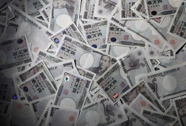 La photo illustrative montre des billets de 10 000 yens japonais éparpillés dans une agence de World Currency Shop à Tokyo.