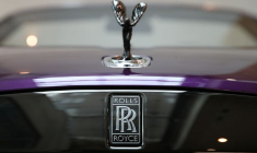 L'insigne d'une voiture Rolls-Royce