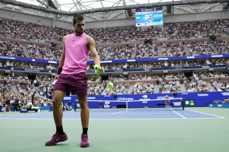 Carlos Alcaraz s'apprête à servir contre Jannick Sinner en finale de l'US Open, le 7 septembre 2025 à New York ( GETTY IMAGES NORTH AMERICA / Sarah Stier )