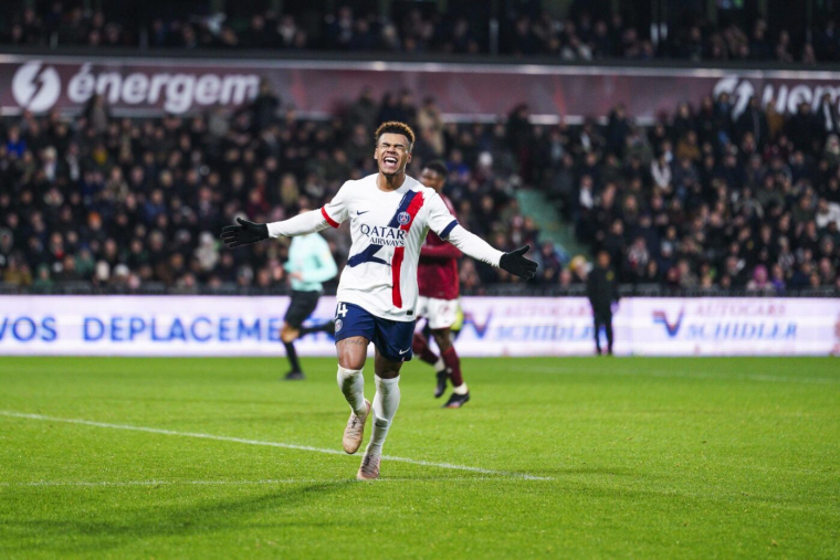 Bousculé, le PSG s'en sort à Metz