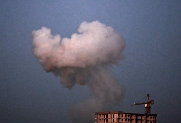 Un nuage de fumée lors d'une attaque nocturne massive de drones et de missiles russes sur Kiev, le 28 août 2025 en Ukraine ( AFP / Sergei SUPINSKY )