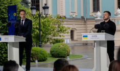 Le président ukrainien Volodymyr Zelensky (s) et le secrétaire général de l'Otan, Mark Rutte (f), lors d'une conférence de presse à Kiev, le 3 juin 2026 en Ukraine ( AFP / Tetiana DZHAFAROVA )