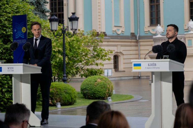 Le président ukrainien Volodymyr Zelensky (s) et le secrétaire général de l'Otan, Mark Rutte (f), lors d'une conférence de presse à Kiev, le 3 juin 2026 en Ukraine ( AFP / Tetiana DZHAFAROVA )