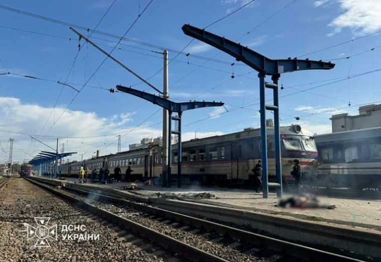 Photo diffusée par le Service ukrainien des situations d’urgence le 29 octobre 2026 montrant les lieux d’une attaque aérienne sur la gare de Dnipro, en Ukraine ( UKRAINIAN EMERGENCY SERVICE / Handout )