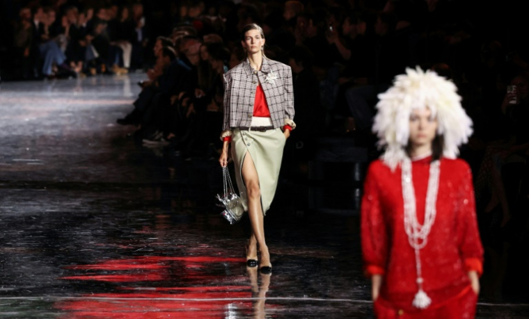 Défilé Chanel lors de la Fashion Week, le 6 octobre 2025 à Paris ( AFP / Anne-Christine POUJOULAT )