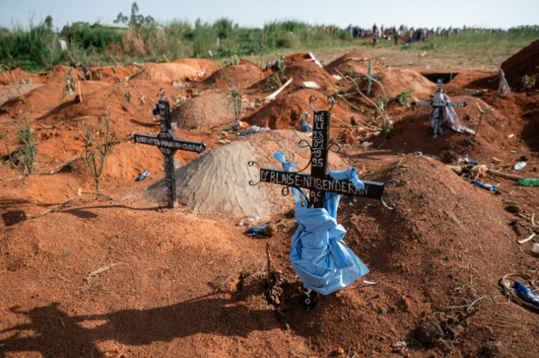 Vue générale du cimetière de Nyamurongo, un des sites d’inhumation recevant un grand nombre de personnes décédées d'Ebola, à Bunia, en République démocratique du Congo, le 13 juin 2026 ( AFP / Jospin Mwisha )