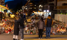 Un mémorial de fortune à l'extérieur du bar "Le Constellation"