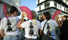 Des fans de Céline Dion arrive devant la salle de concert, à Nanterre, le 12 septembre 2026 ( AFP / Thomas SAMSON )