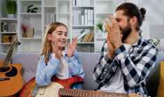 (Quel plaisir de suivre un cours de musique sans craindre pour son instrument grâce à une assurance dédiée ! - Crédit photo - Adobe Stock)