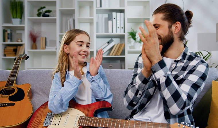 (Quel plaisir de suivre un cours de musique sans craindre pour son instrument grâce à une assurance dédiée ! - Crédit photo - Adobe Stock)
