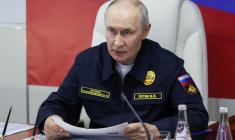Photo diffusée par l'agence d'État russe Sputnik montrant le président russe Vladimir Poutine à bord du croiseur lance-missiles Varyag de la Marine russe, lors de la phase finale des exercices navals de la Flotte du Pacifique, sur l'île de Sakhaline, à l'Extrême-Orient, le 12 août 2026 ( POOL / Gavriil Grigorov )