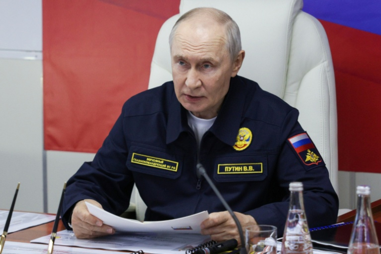 Photo diffusée par l'agence d'État russe Sputnik montrant le président russe Vladimir Poutine à bord du croiseur lance-missiles Varyag de la Marine russe, lors de la phase finale des exercices navals de la Flotte du Pacifique, sur l'île de Sakhaline, à l'Extrême-Orient, le 12 août 2026 ( POOL / Gavriil Grigorov )