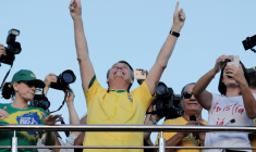 L'ancien président du Brésil Jair Bolsonaro salue ses partisans lors d'une manifestation à Brasilia, le 7 mai 2025 ( AFP / SERGIO LIMA )