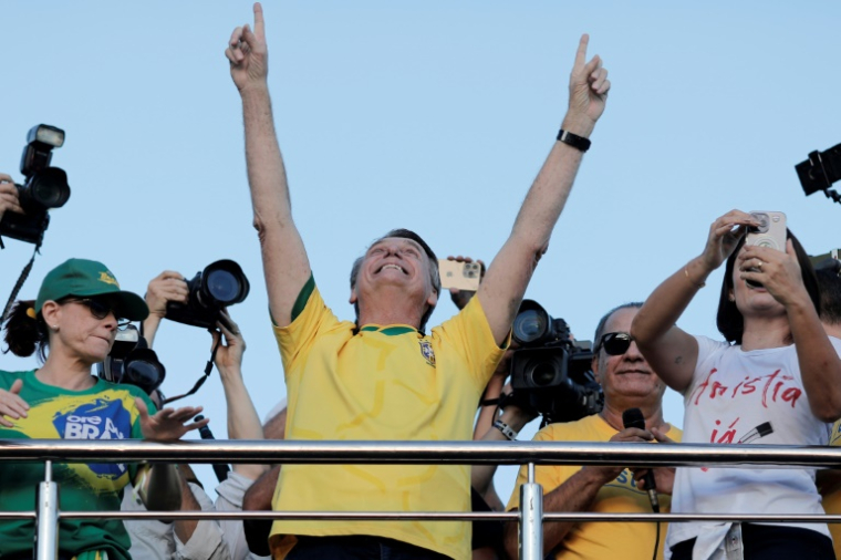 L'ancien président du Brésil Jair Bolsonaro salue ses partisans lors d'une manifestation à Brasilia, le 7 mai 2025 ( AFP / SERGIO LIMA )