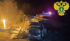 Une image diffusée par le Parquet interrégional des transports de Moscou montre les opérations de secours à Vygonitchi, dans la région de Briansk, où un pont s'est effondré sur une voie ferrée et a fait dérailler un train le 31 mai 2025 ( Moscow Interregional Transport Prosecutor's Office / Handout )