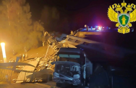 Une image diffusée par le Parquet interrégional des transports de Moscou montre les opérations de secours à Vygonitchi, dans la région de Briansk, où un pont s'est effondré sur une voie ferrée et a fait dérailler un train le 31 mai 2025 ( Moscow Interregional Transport Prosecutor's Office / Handout )
