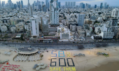 Inscription sur la plage de Tel-Aviv pour marquer le 600e jour de guerre dans la bande de Gaza et réclamer le retour des otages encore détenus, le 28 mai 2025 ( AFP / Jack GUEZ )
