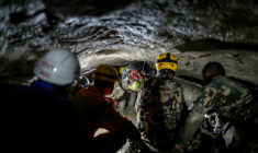 L’armée népalaise mène une opération de recherche et de sauvetage dans le tunnel de la centrale hydroélectrique de Chilime, plusieurs jours après les crues soudaines et les glissements de terrain meurtriers survenus dans le district de Rasuwa, au Népal, le 10 septembre 2026 ( AFP / SKANDA GAUTAM )