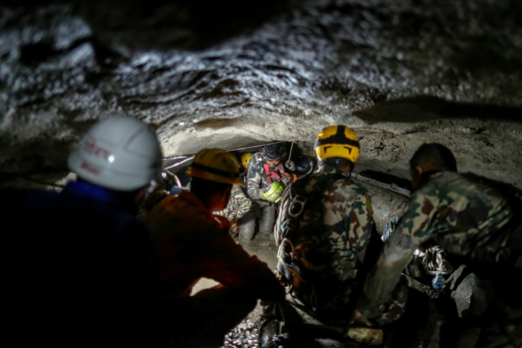 L’armée népalaise mène une opération de recherche et de sauvetage dans le tunnel de la centrale hydroélectrique de Chilime, plusieurs jours après les crues soudaines et les glissements de terrain meurtriers survenus dans le district de Rasuwa, au Népal, le 10 septembre 2026 ( AFP / SKANDA GAUTAM )