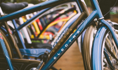 Partout en France, le nombre de vélos sur routes et pistes cyclables ne cesse d'augmenter  (Crédits photo : Unsplash - A. L. )