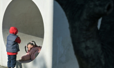 Des enfants dans un parc à Pékin, le 3 janvier 2026 ( AFP / Adek BERRY )