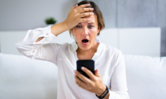 (Crédits photo : Adobe Stock - Femme choquée en consultant son compte bancaire suite à un virement)