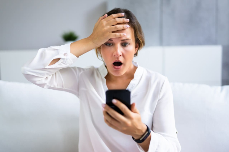 (Crédits photo : Adobe Stock - Femme choquée en consultant son compte bancaire suite à un virement)
