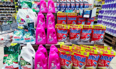 (Crédits photo : Adobe Stock - Tête de gondole en supermarché avec méga promos sur les produits d'entretien)