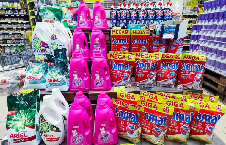 (Crédits photo : Adobe Stock - Tête de gondole en supermarché avec méga promos sur les produits d'entretien)