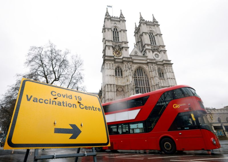 LE VACCIN D'ASTRAZENECA RECOMMANDÉ POUR LES 30 ANS ET PLUS EN GRANDE-BRETAGNE