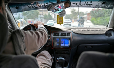 Un autoradio dans un taxi à Kaboul, le 14 septembre 2026 en Afghanistan ( AFP / Wakil KOHSAR )