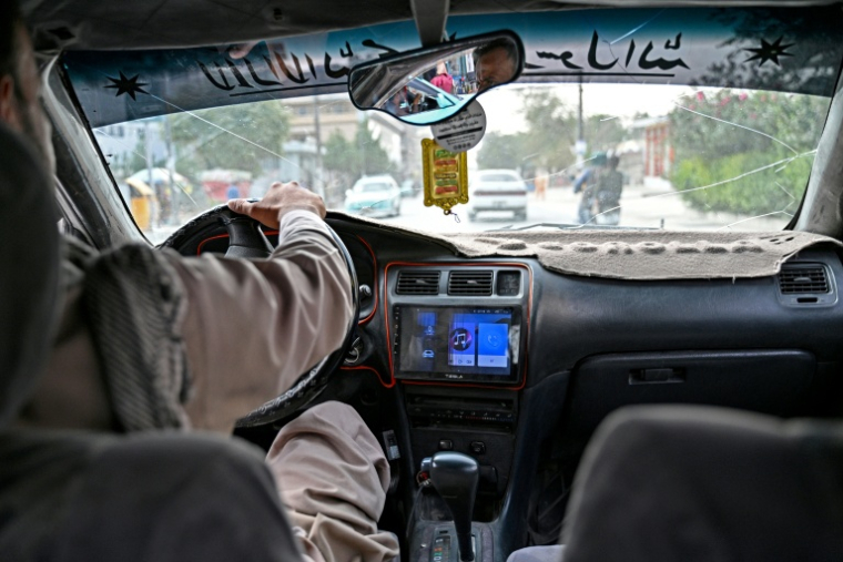 Un autoradio dans un taxi à Kaboul, le 14 septembre 2026 en Afghanistan ( AFP / Wakil KOHSAR )
