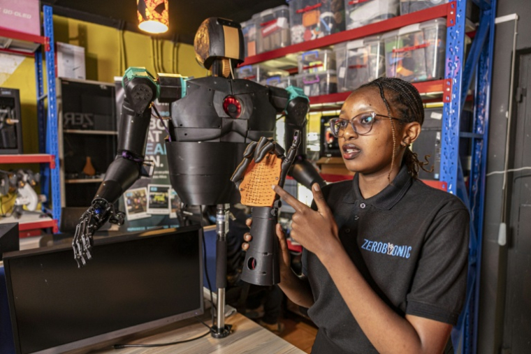 L'ingénieure kényane Norah Kimathi, cofondatrice de la startup ZeroBionics dans l'atelier de l'entreprise à Nairobi, le 19 août 2026 ( AFP / SIMON MAINA )