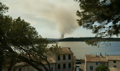 De la fumée visible sur le massif des Corbières lors d'un incendie, le 29 juin 2025, à Bizanet, dans l'Aude ( AFP / IDRISS BIGOU-GILLES )