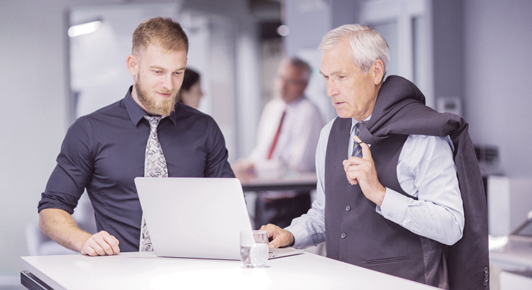 Dans le cas où la transmission par donation d’une entreprise individuelle ou des parts ou actions d’une société est effectuée à un ou plusieurs de ses salariés, ces derniers peuvent opter pour l’application d’un abattement de 300.000 euros.(© Freepik)