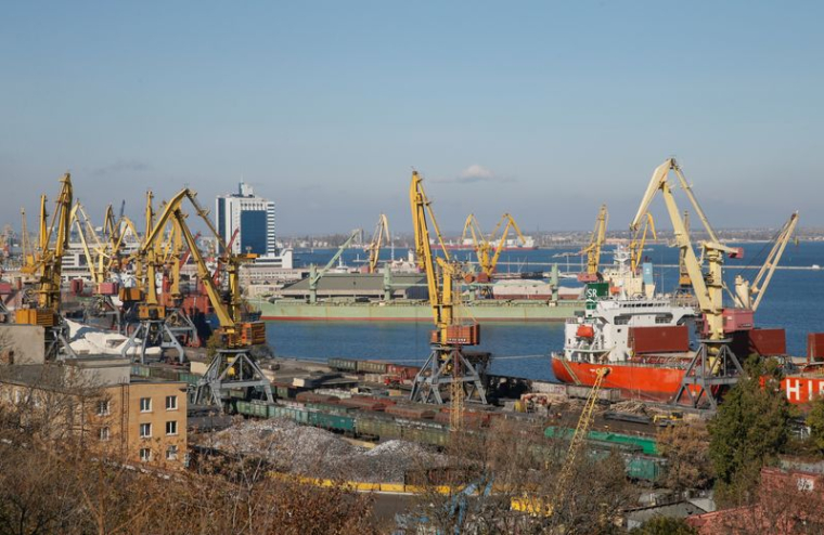 UKRAINE: DEUX CARGOS TOUCHÉS PAR DES EXPLOSIONS EN MER NOIRE