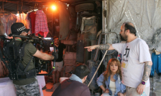 Photo distribuée par le réalisateur syrien Mohammad Abdel Aziz (D) le montrant sur le tournage de la série télévisée "La famille du roi", à Damas le 28 août 2025  ( MOHAMMED ABDELAZIZ  /  )