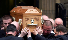 IRLANDE DU NORD: LA POLICE ARRÊTE QUATRE HOMMES EN LIEN AVEC LE MEURTRE DE LYRA MCKEE