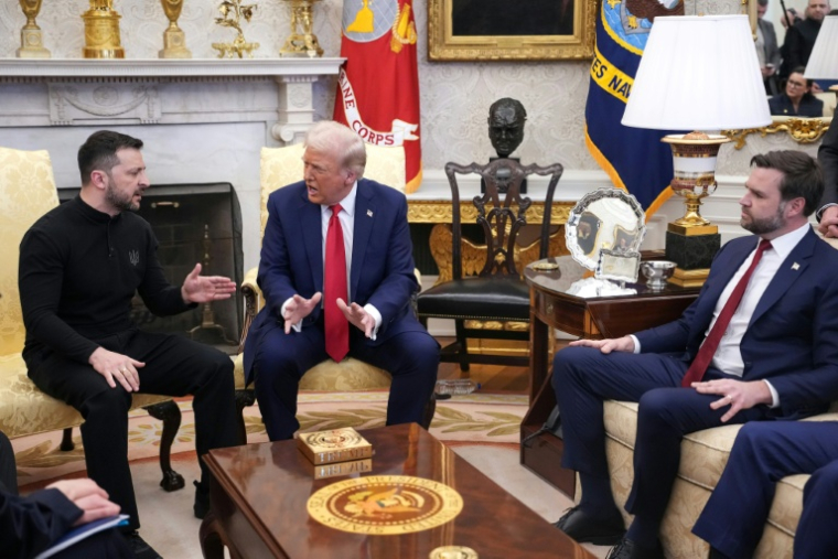 Le président américain Donald Trump (au centre) et le vice-président JD Vance (d.) rencontrent le président ukrainien Volodymyr Zelensky dans le Bureau ovale de la Maison Blanche, le 28 février 2025 à Washington ( GETTY IMAGES NORTH AMERICA / Andrew Harnik )