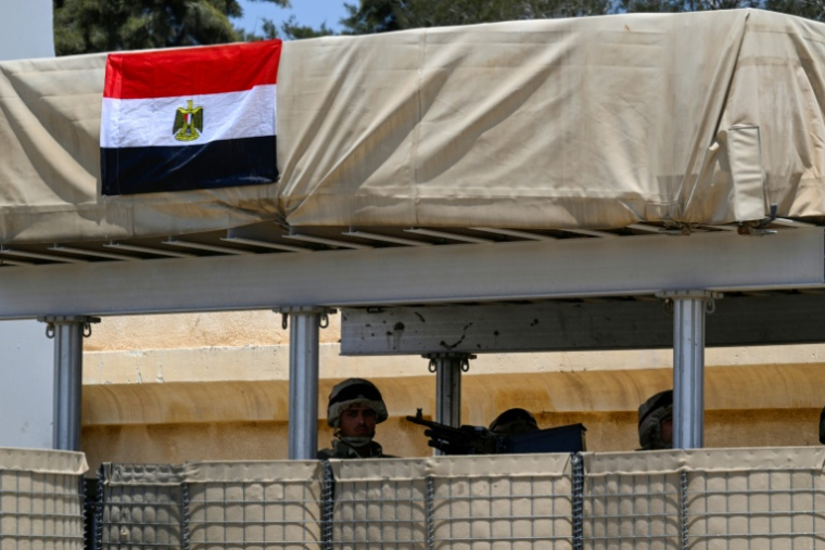 Des soldats occupent un poste côté égyptien du poste frontière de Rafah, le 18 août 2025 ( AFP / Khaled DESOUKI )
