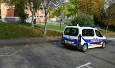 Un véhicule de police devant l'école élémentaire Montagne supérieure à Sarreguemines, dans l'est de la France, le 13 octobre 2025 ( AFP / Jean-Christophe VERHAEGEN )