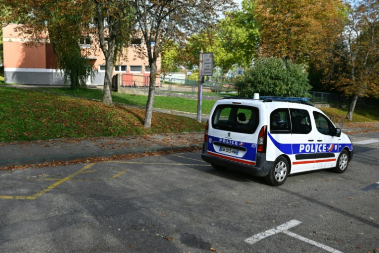 Un véhicule de police devant l'école élémentaire Montagne supérieure à Sarreguemines, dans l'est de la France, le 13 octobre 2025 ( AFP / Jean-Christophe VERHAEGEN )