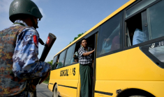 Des migrants de retour de Malaisie arrivent à la base navale birmane de Thanlyin, le 4 octobre 2026 ( AFP / Sai Aung MAIN )