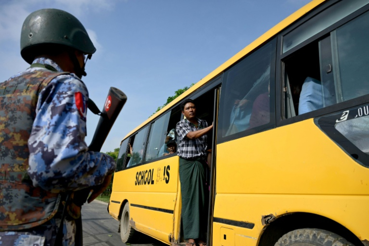 Des migrants de retour de Malaisie arrivent à la base navale birmane de Thanlyin, le 4 octobre 2026 ( AFP / Sai Aung MAIN )