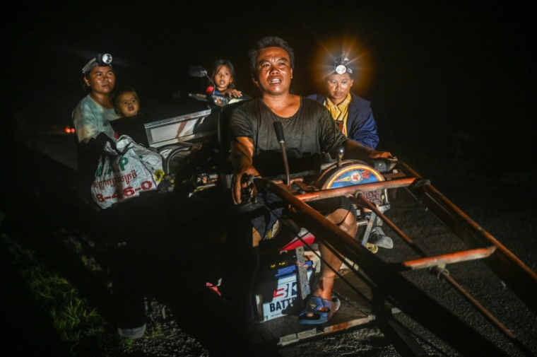 Des habitants fuient les combats à Oddar Meanchey, au Cambodge, le 25 juillet 2025 ( AFP / TANG CHHIN Sothy )