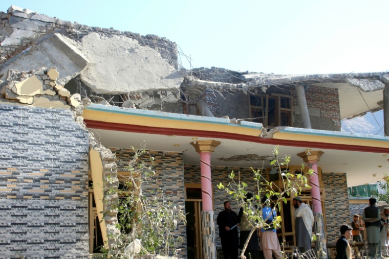Des Afghans se rassemblent devant une maison endommagée par une frappe pakistanaise à Asadabad dans l'est de l'Afghanistan le 25 novembre 2025 ( AFP / Aimal Zahir )