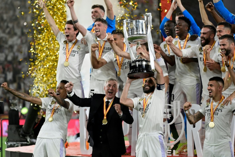 L'entraîneur italien du Real Madrid Carlo Ancelotti (au centre) célèbre avec ses joueurs la finale de la Coupe du Roi à Séville le 6 mai 2023 ( AFP / ANDER GILLENEA )