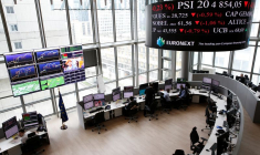 Des traders travaillent dans le quartier d'affaires et financier de La Défense, à Courbevoie, près de Paris