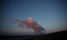 De la fumée et de la vapeur s'échappent de la centrale électrique de Belchatow, la plus grande centrale à charbon d'Europe alimentée au lignite, exploitée par la compagnie d'électricité polonaise PGE, à Kleszczow